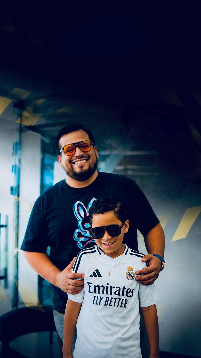 Mr. Moustache Barbershop — un padre y su hijo en la casa
