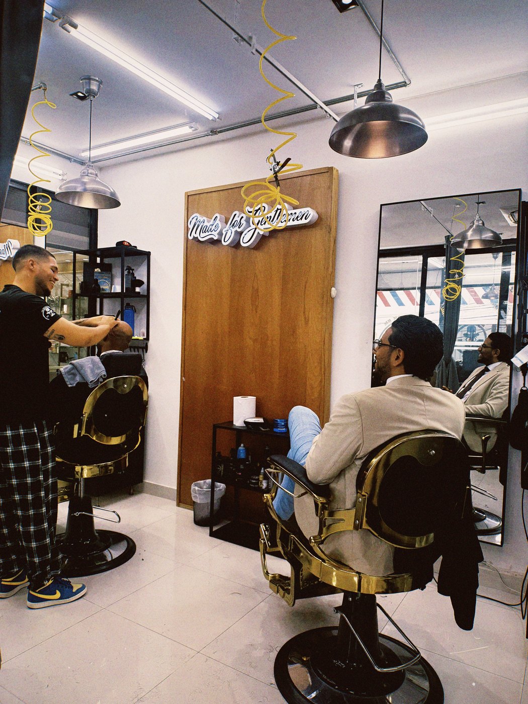 Mr. Moustache Barbershop — dos servicios en curso bajo el rótulo Made for Gentlemen